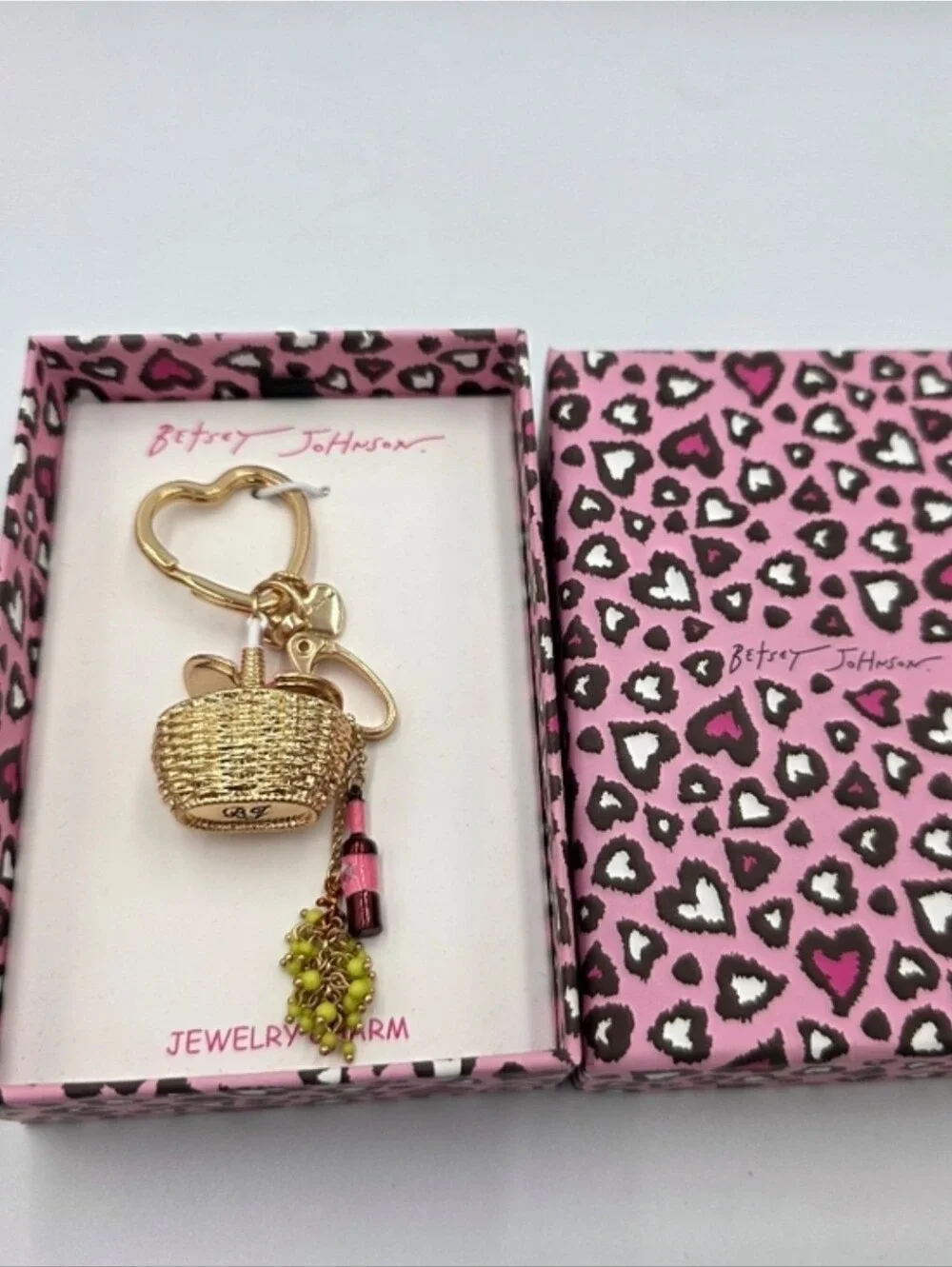 💕▪️Betsey Johnson ▪️Picnic Basket 🧺 Bag Charm/Keychain with Grapes 🍇  Wine 🍷